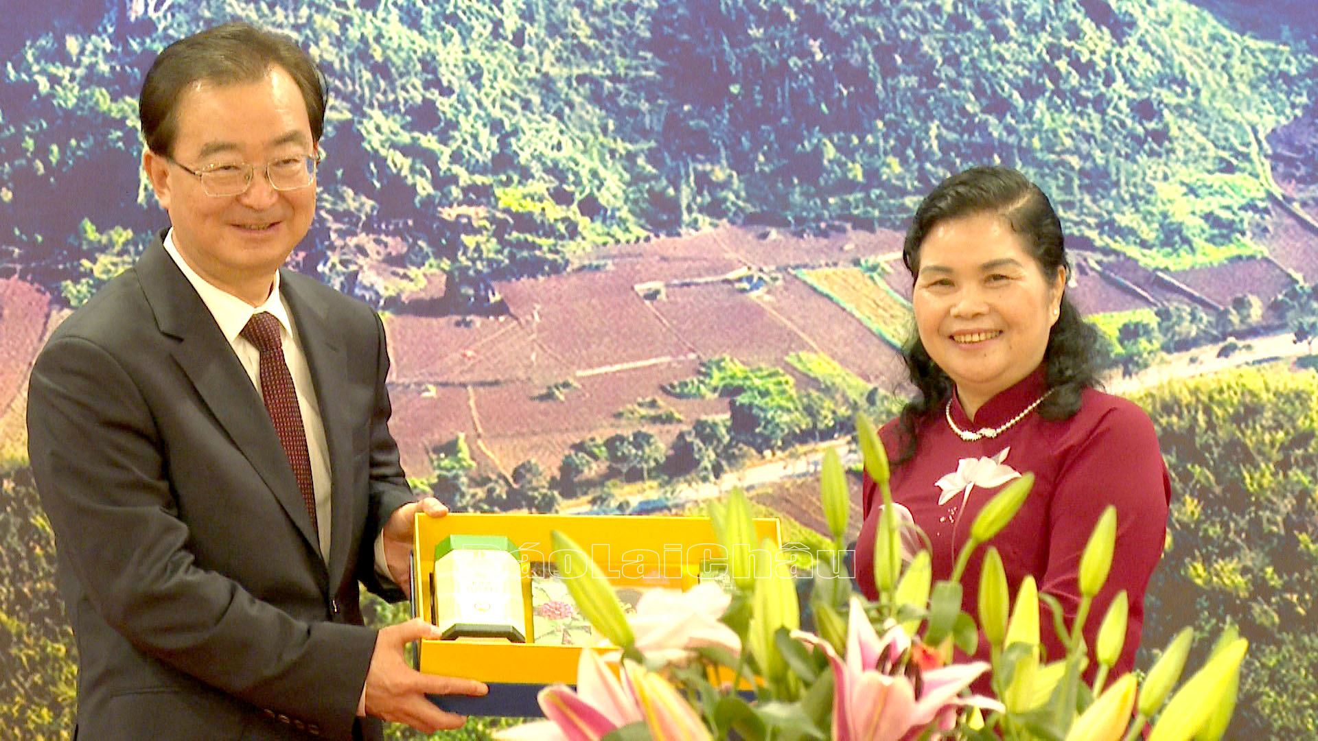 Bí thư Tỉnh ủy Lai Châu Giàng Páo Mỷ tặng quà Bí thư Tỉnh ủy Vân Nam (Trung Quốc) Vương Ninh.